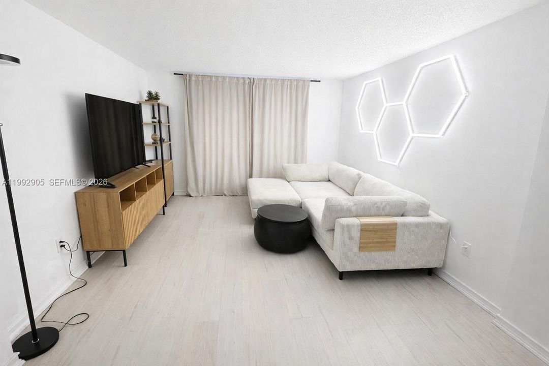 For Sale: $205,000 (2 beds, 2 baths, 1020 Square Feet)