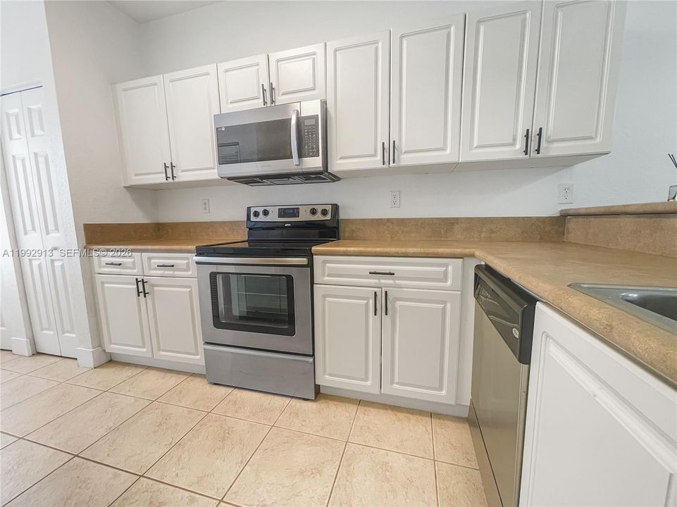 For Rent: $3,200 (3 beds, 2 baths, 1251 Square Feet)