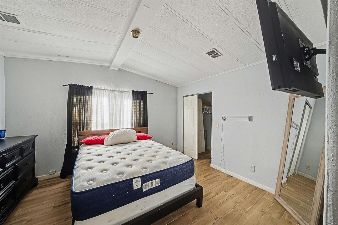 15 Primary Bedroom (1)