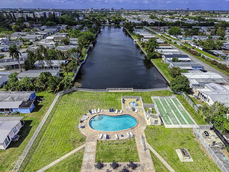 21 Clubhouse and Pool (3)