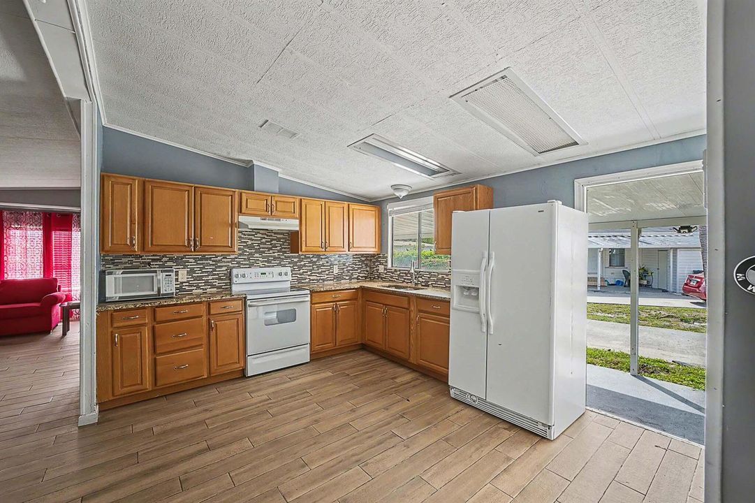 18 Kitchen (1)