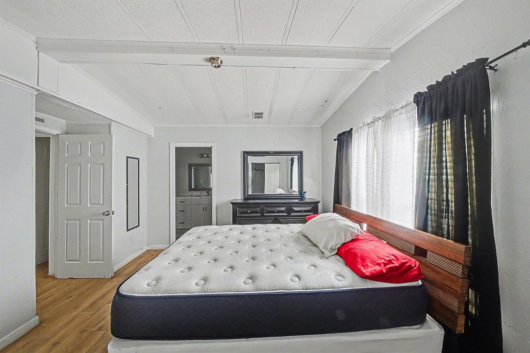 15 Primary Bedroom (2)