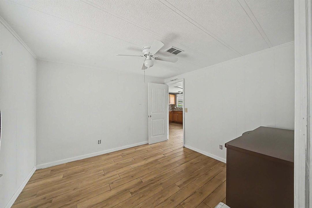 12 Guest Bedroom B (3)