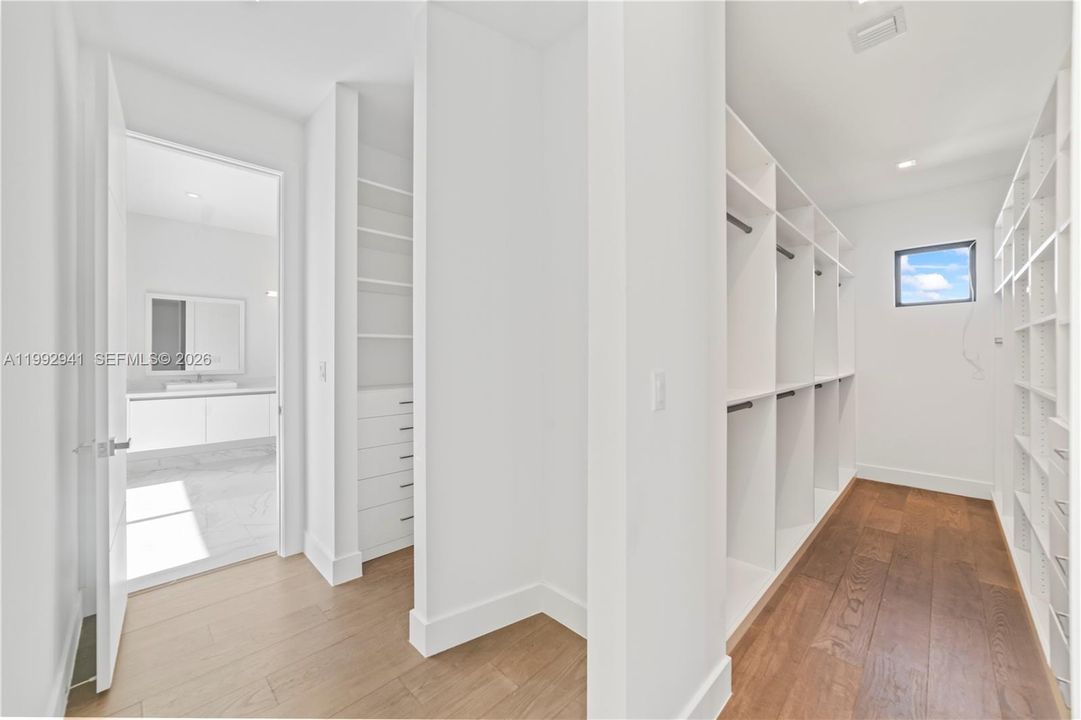 His - Walking Closet