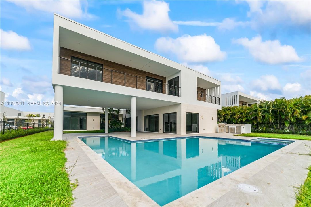 For Rent: $20,000 (5 beds, 6 baths, 5368 Square Feet)