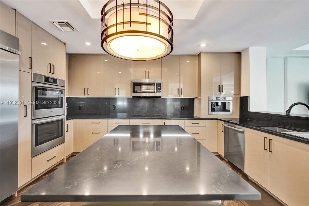 En Venta: $1,745,000 (2 camas, 2 baños, 2394 Pies cuadrados)