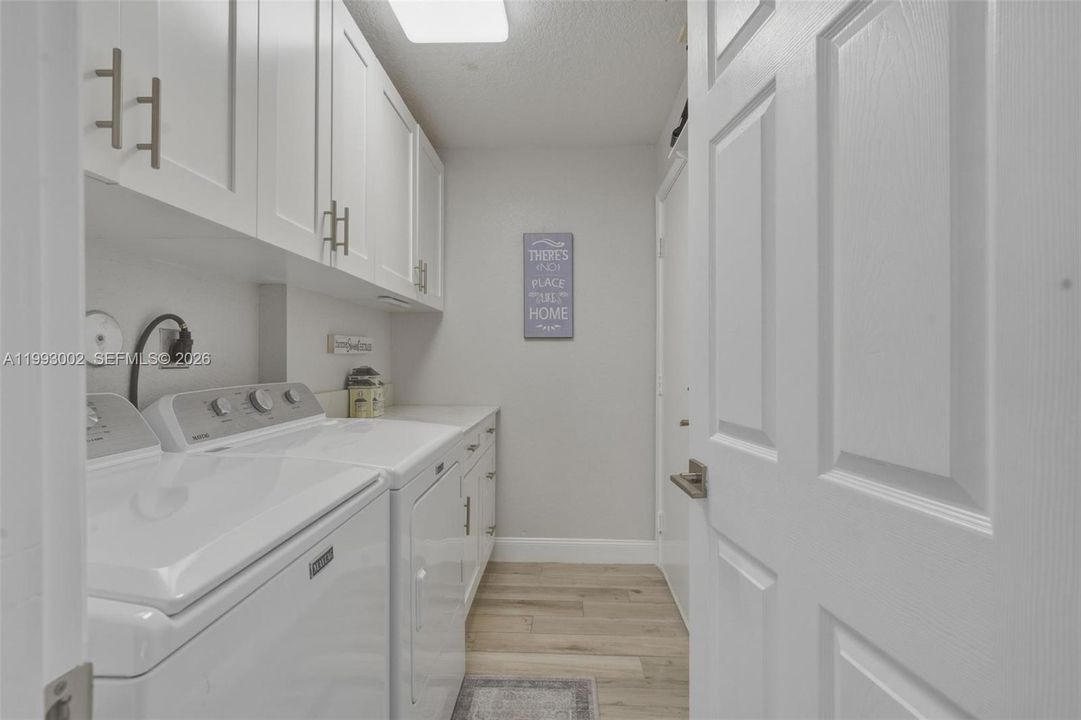 Vendido Recientemente: $780,000 (4 camas, 3 baños, 2082 Pies cuadrados)