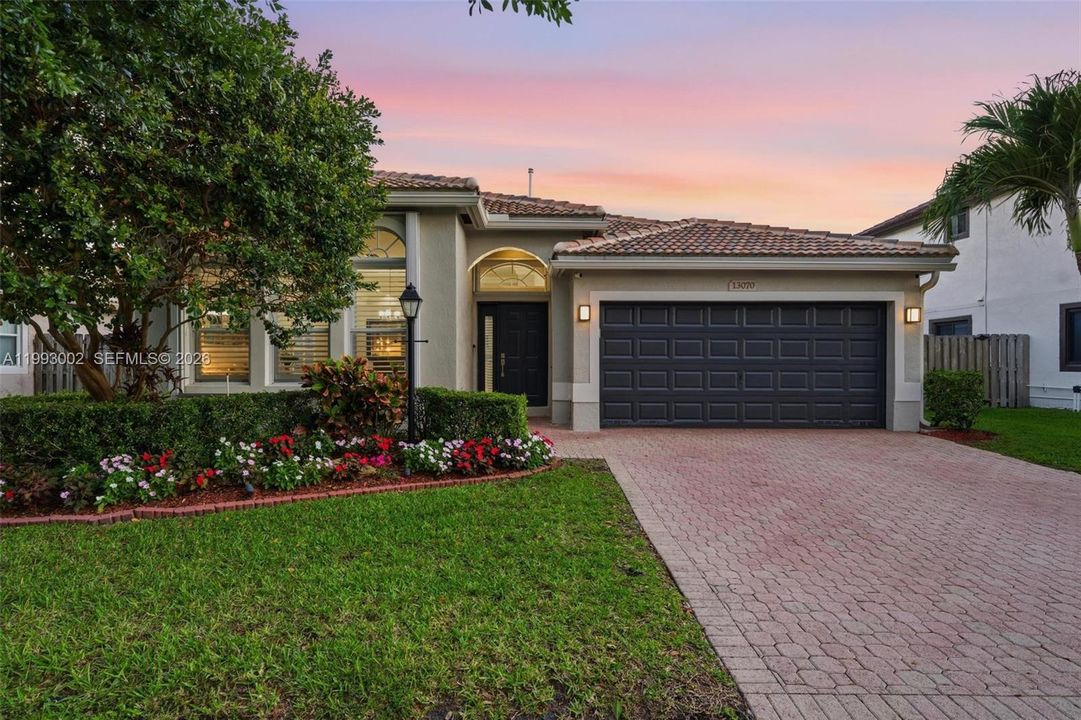Vendido Recientemente: $780,000 (4 camas, 3 baños, 2082 Pies cuadrados)
