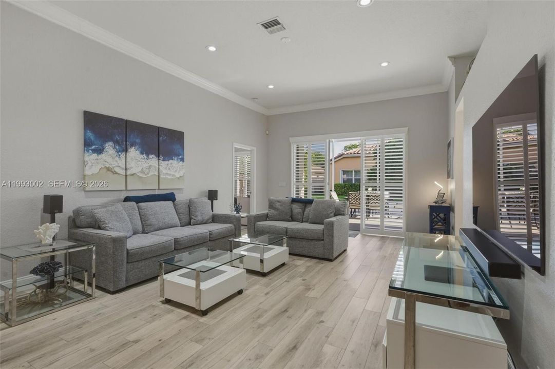 Vendido Recientemente: $780,000 (4 camas, 3 baños, 2082 Pies cuadrados)