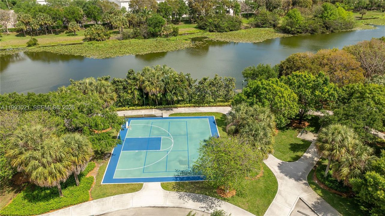 Activo con contrato: $970,000 (4 camas, 2 baños, 2541 Pies cuadrados)