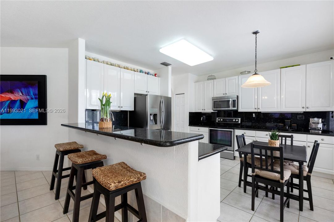 Activo con contrato: $970,000 (4 camas, 2 baños, 2541 Pies cuadrados)