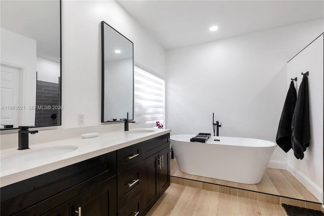 Activo con contrato: $970,000 (4 camas, 2 baños, 2541 Pies cuadrados)