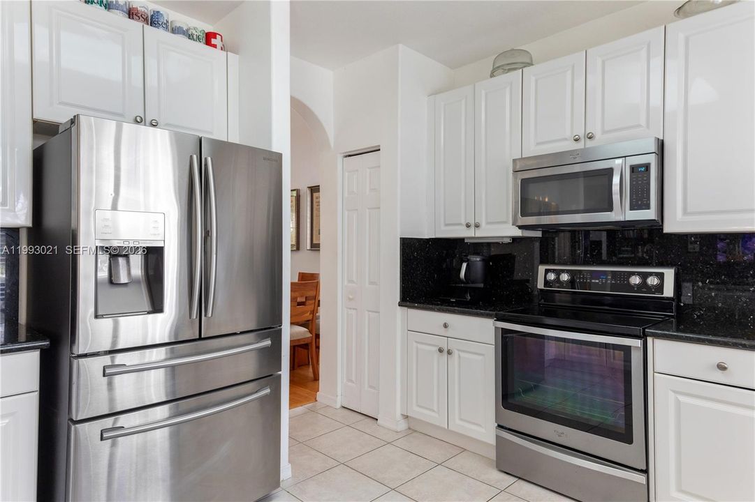 Activo con contrato: $970,000 (4 camas, 2 baños, 2541 Pies cuadrados)