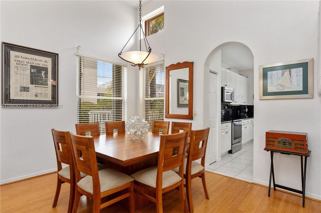 Activo con contrato: $970,000 (4 camas, 2 baños, 2541 Pies cuadrados)