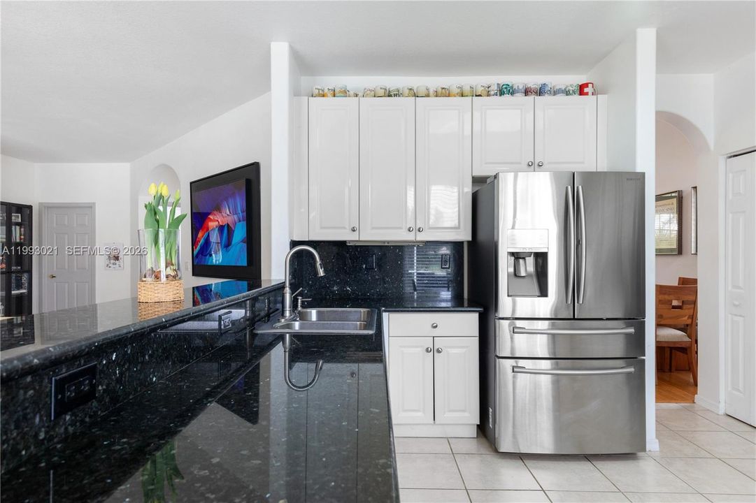 Activo con contrato: $970,000 (4 camas, 2 baños, 2541 Pies cuadrados)