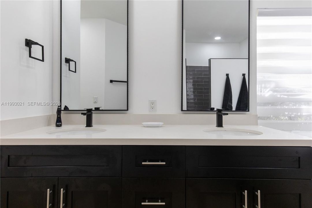 Activo con contrato: $970,000 (4 camas, 2 baños, 2541 Pies cuadrados)