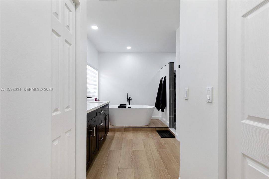 Activo con contrato: $970,000 (4 camas, 2 baños, 2541 Pies cuadrados)