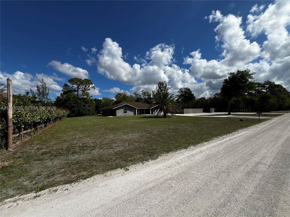 Active With Contract: $475,000 (3 beds, 3 baths, 2079 Square Feet)