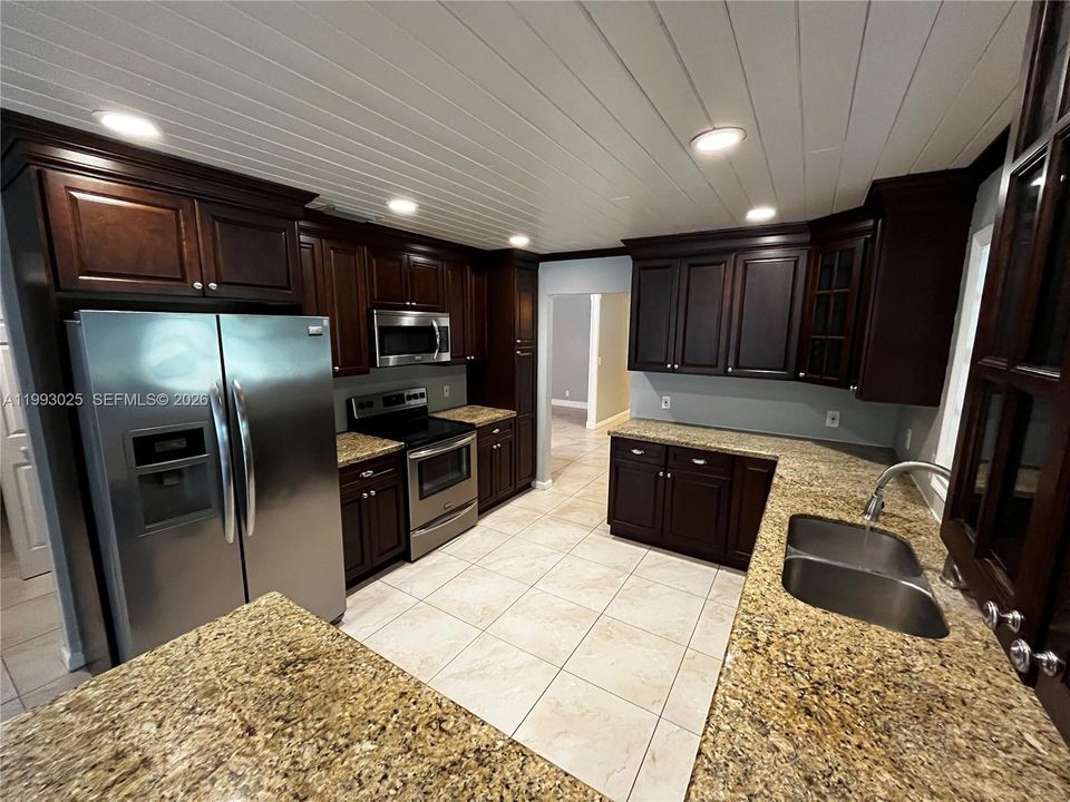 Active With Contract: $475,000 (3 beds, 3 baths, 2079 Square Feet)