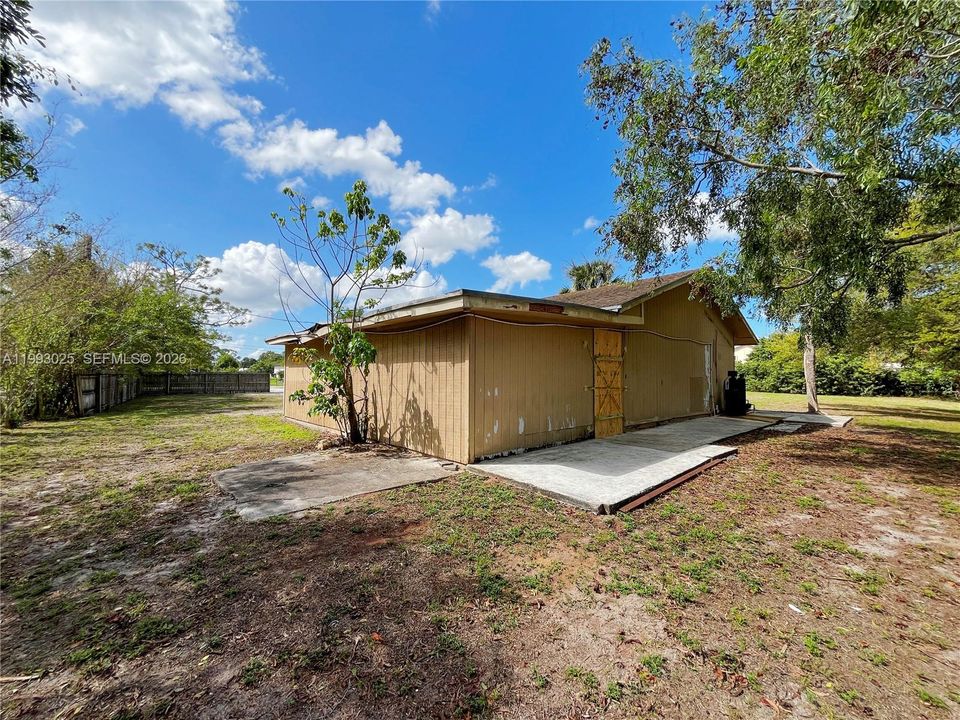 Active With Contract: $475,000 (3 beds, 3 baths, 2079 Square Feet)