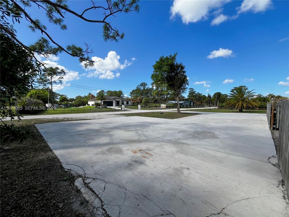Active With Contract: $475,000 (3 beds, 3 baths, 2079 Square Feet)