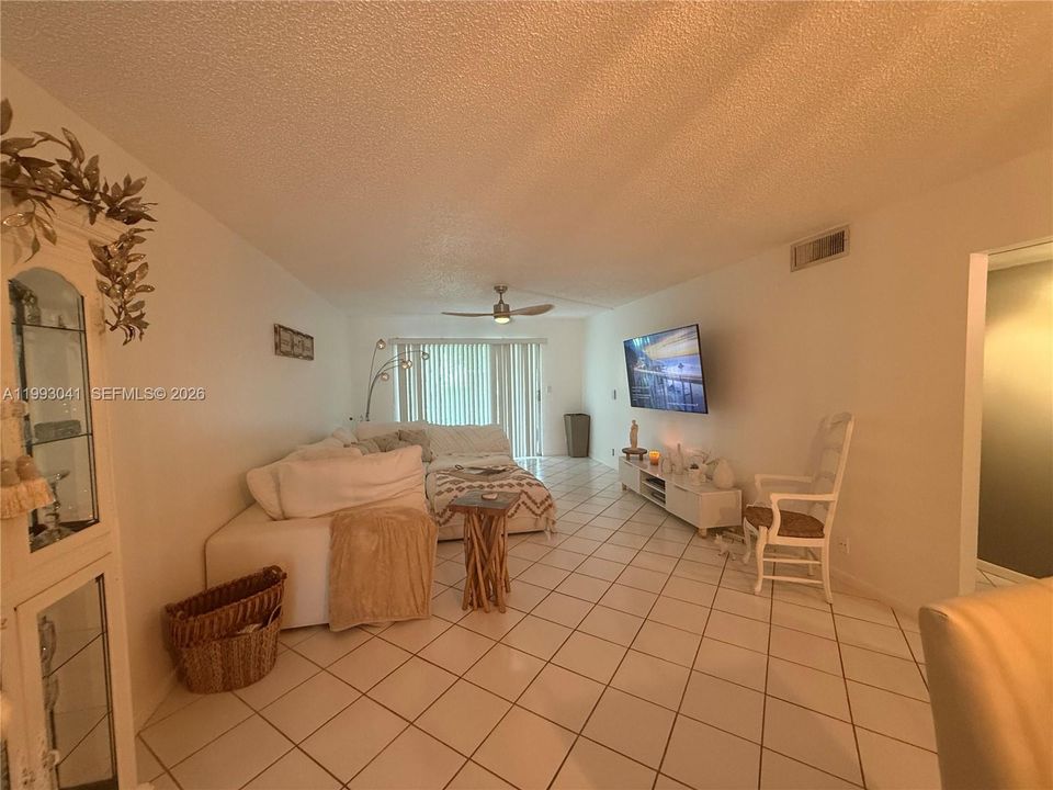 For Sale: $179,999 (2 beds, 2 baths, 1156 Square Feet)