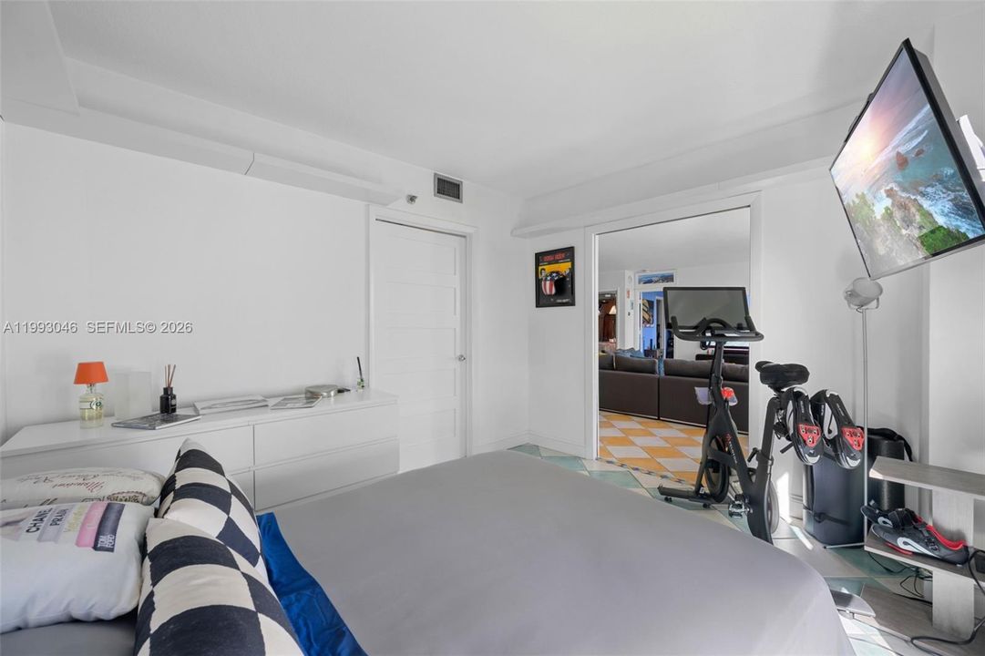 Active With Contract: $900,000 (2 beds, 2 baths, 1190 Square Feet)
