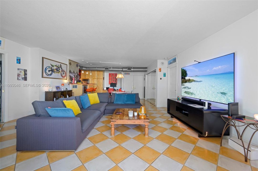 Active With Contract: $900,000 (2 beds, 2 baths, 1190 Square Feet)