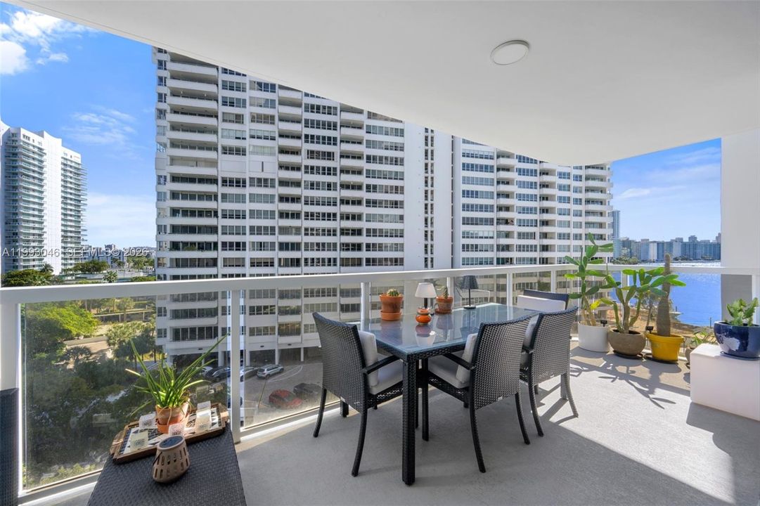 Active With Contract: $900,000 (2 beds, 2 baths, 1190 Square Feet)