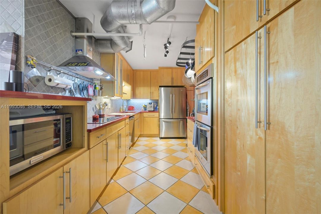 Active With Contract: $900,000 (2 beds, 2 baths, 1190 Square Feet)