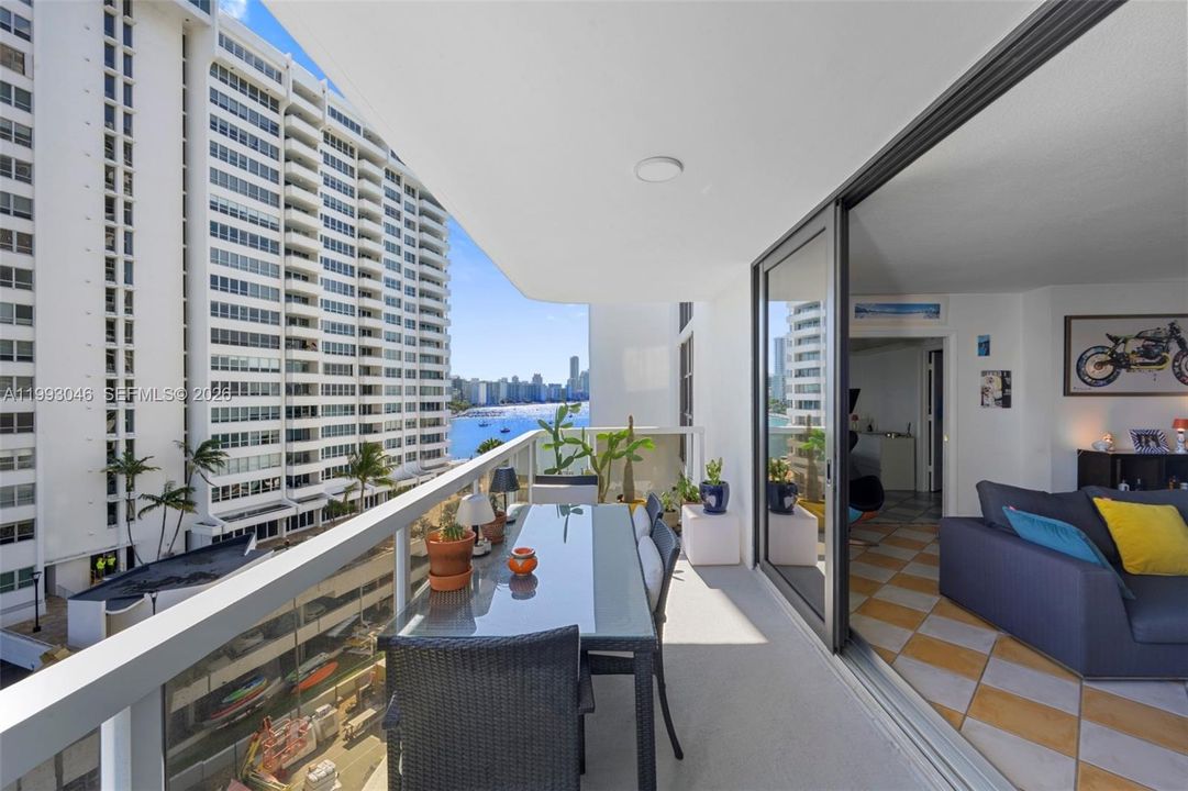 Active With Contract: $900,000 (2 beds, 2 baths, 1190 Square Feet)