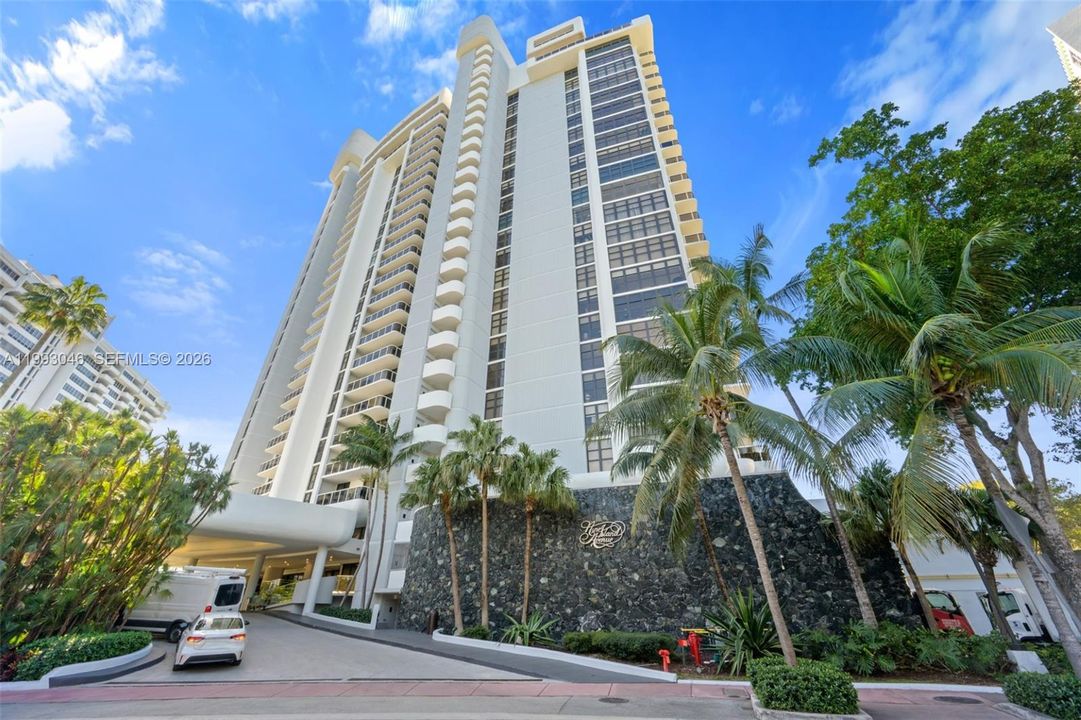 Active With Contract: $900,000 (2 beds, 2 baths, 1190 Square Feet)