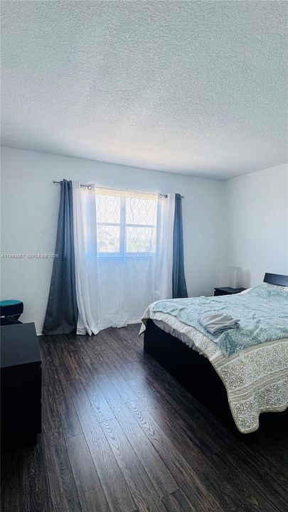 For Sale: $120,000 (1 beds, 1 baths, 597 Square Feet)