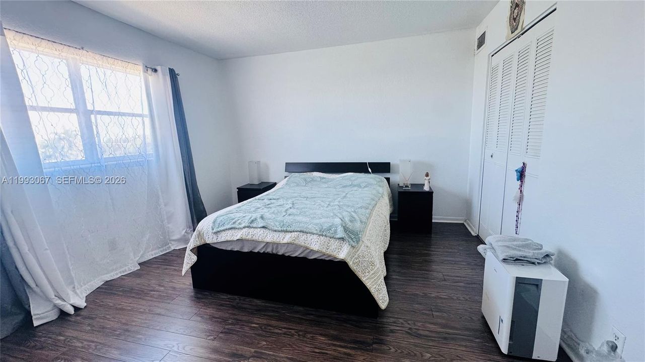 For Sale: $120,000 (1 beds, 1 baths, 597 Square Feet)
