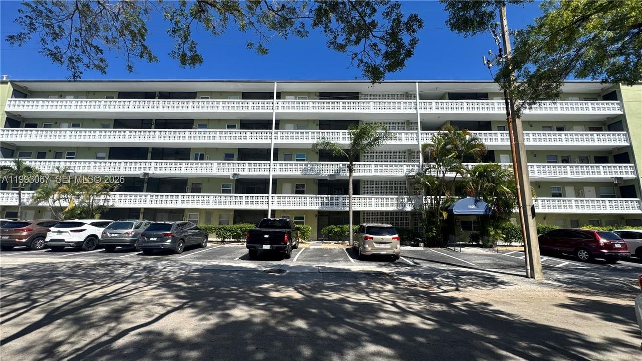 For Sale: $120,000 (1 beds, 1 baths, 597 Square Feet)