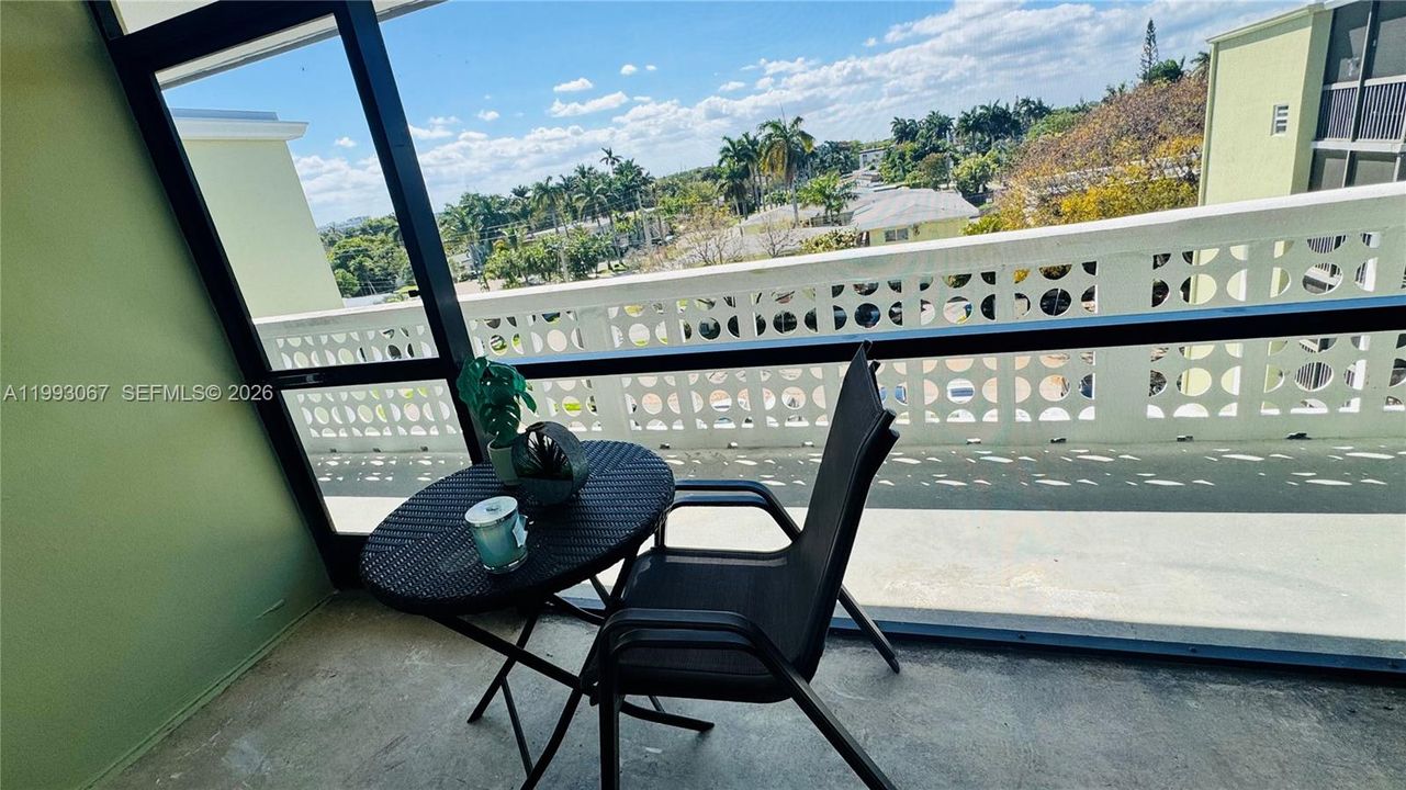 For Sale: $120,000 (1 beds, 1 baths, 597 Square Feet)