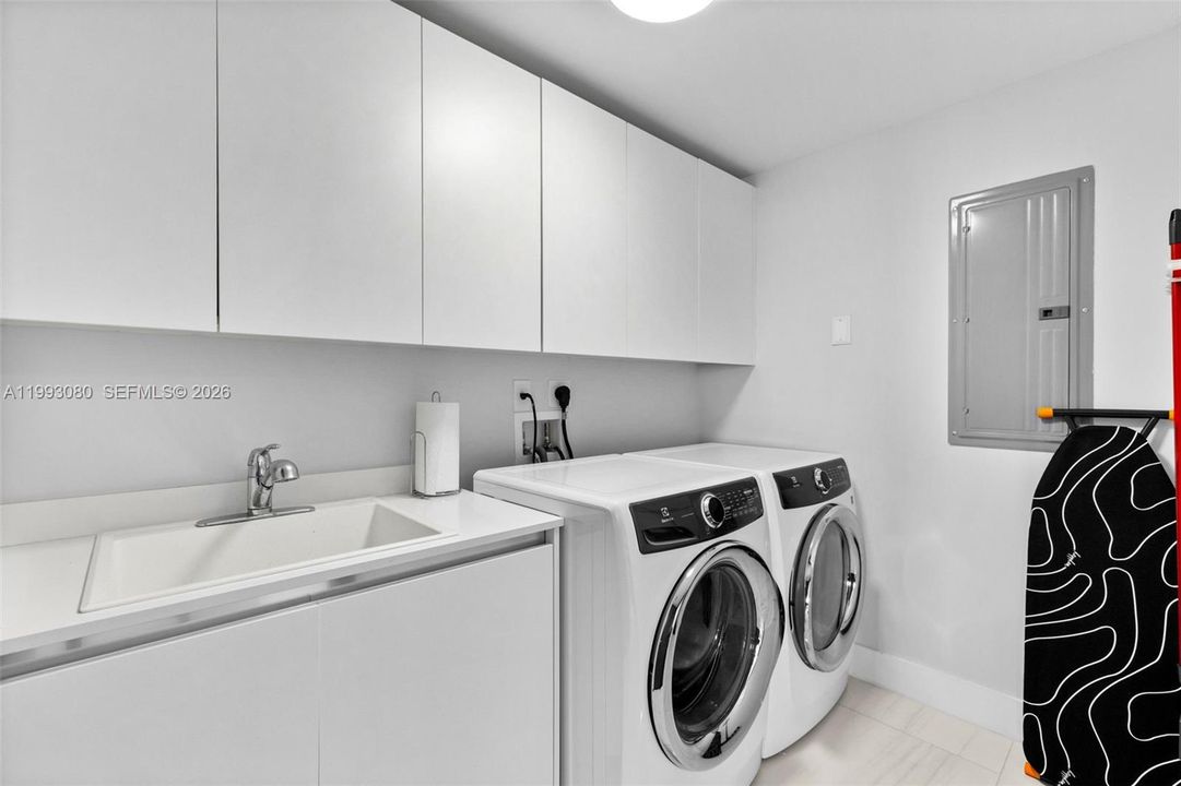 For Sale: $2,395,000 (3 beds, 3 baths, 2251 Square Feet)