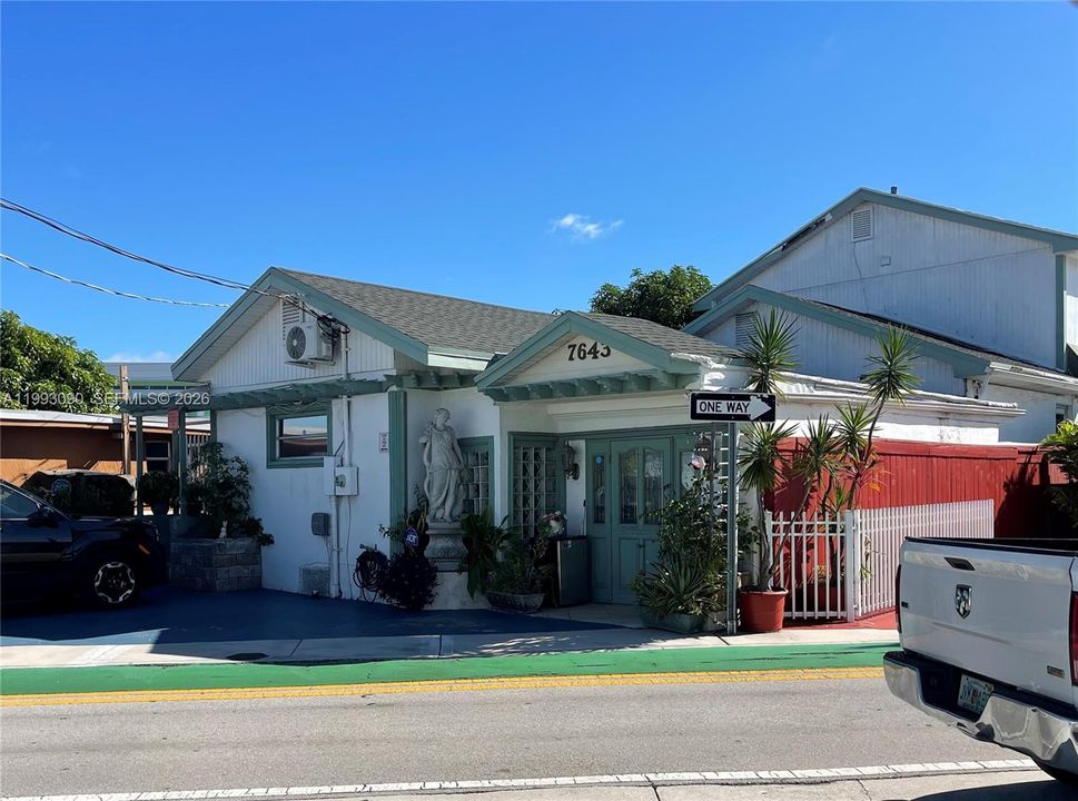 For Sale: $650,000 (2 beds, 1 baths, 2189 Square Feet)