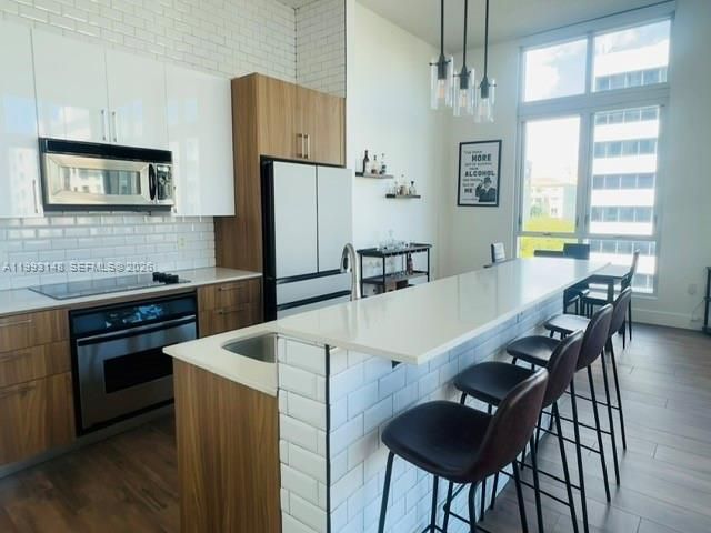 For Rent: $2,400 (1 beds, 1 baths, 874 Square Feet)