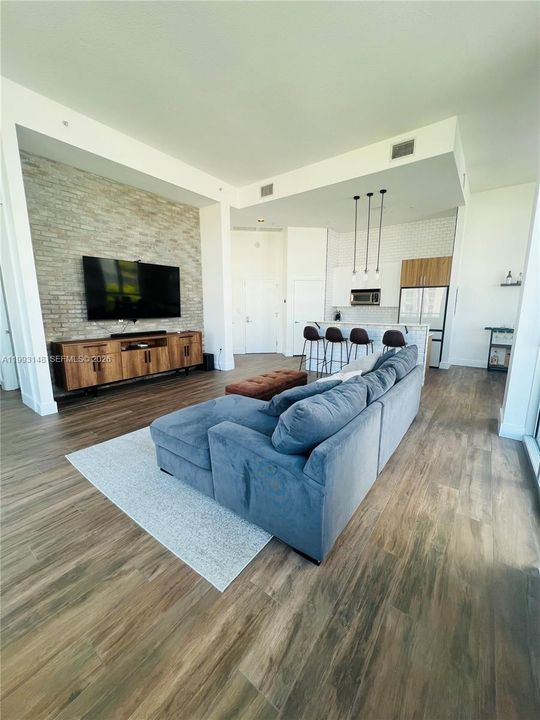 For Rent: $2,400 (1 beds, 1 baths, 874 Square Feet)