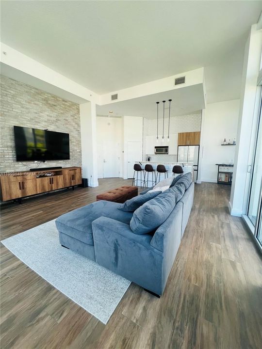 For Rent: $2,400 (1 beds, 1 baths, 874 Square Feet)