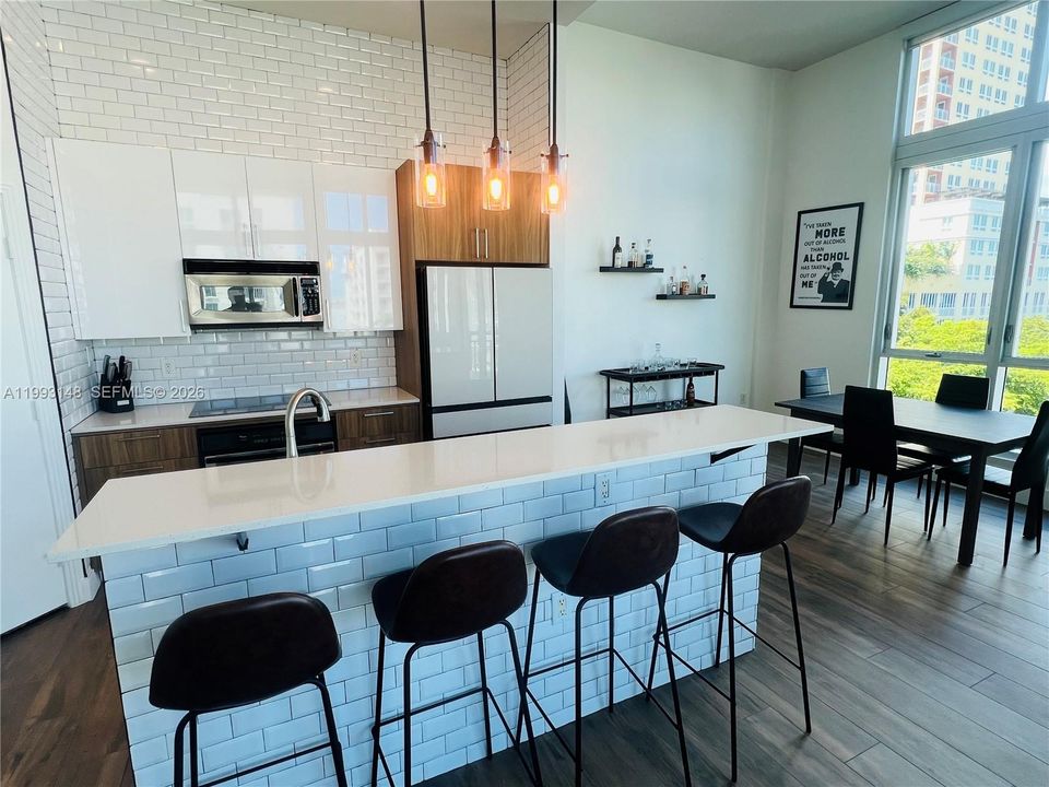 For Rent: $2,400 (1 beds, 1 baths, 874 Square Feet)