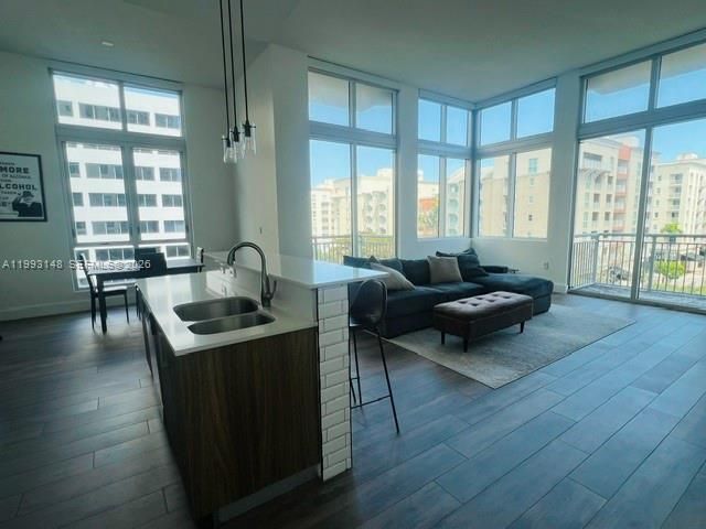 For Rent: $2,400 (1 beds, 1 baths, 874 Square Feet)