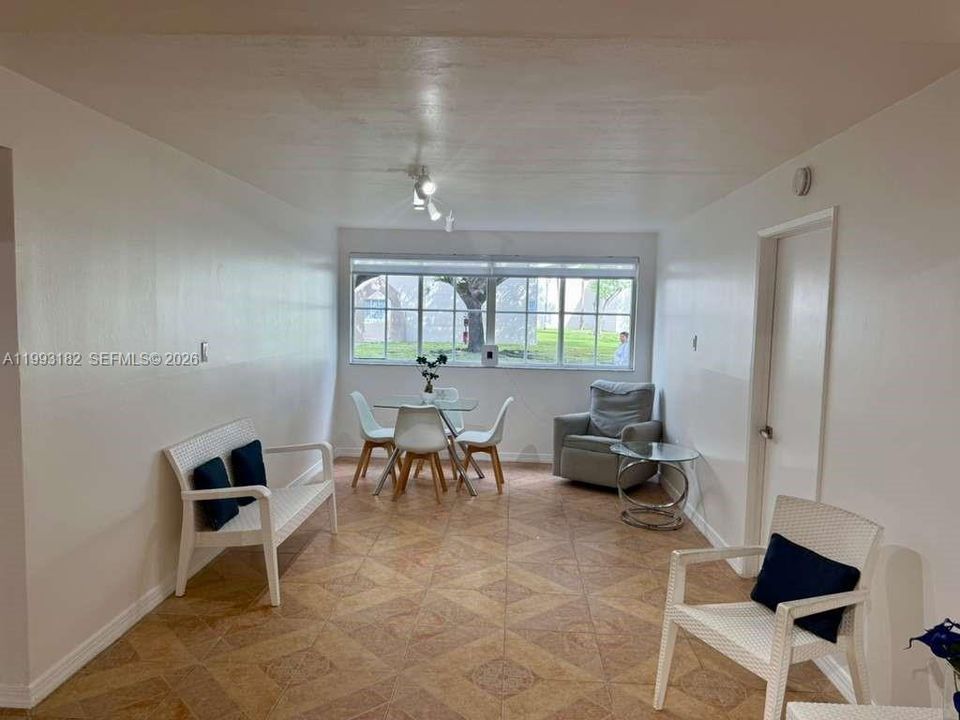 Activo con contrato: $285,000 (3 camas, 2 baños, 1255 Pies cuadrados)