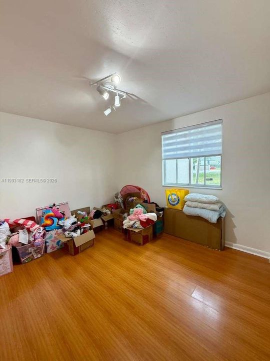 Activo con contrato: $285,000 (3 camas, 2 baños, 1255 Pies cuadrados)