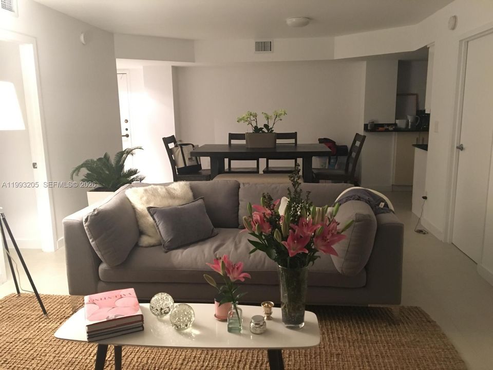 For Sale: $695,000 (2 beds, 2 baths, 1100 Square Feet)