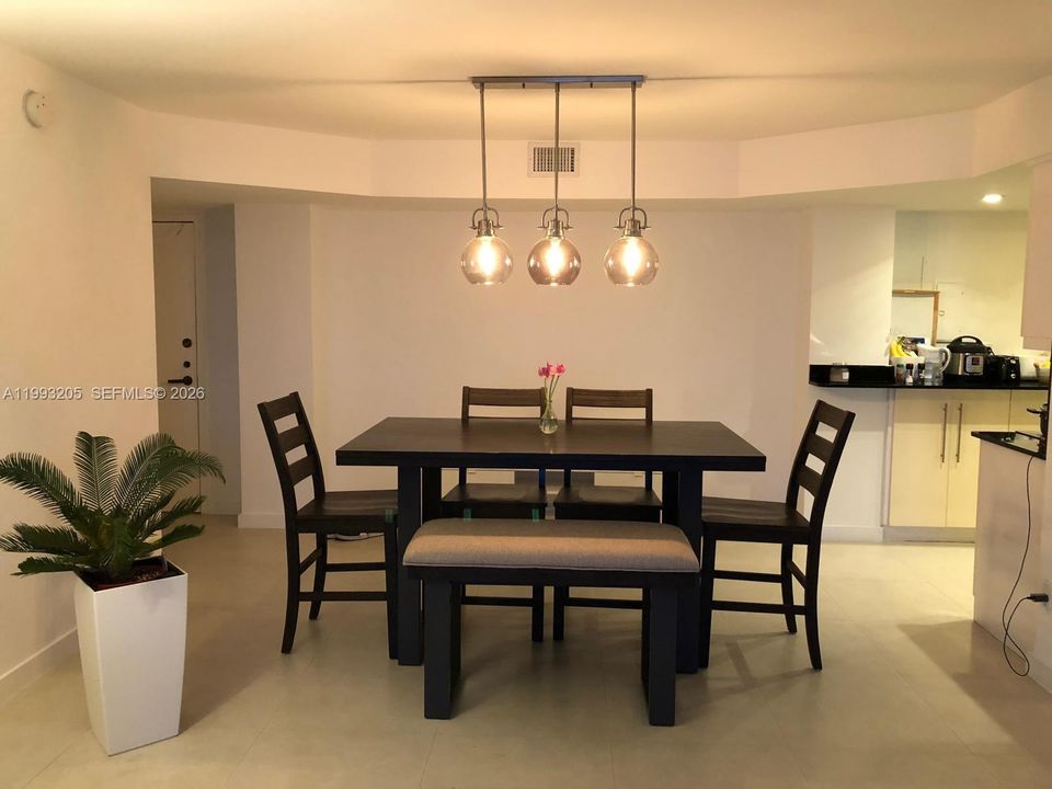 For Sale: $695,000 (2 beds, 2 baths, 1100 Square Feet)