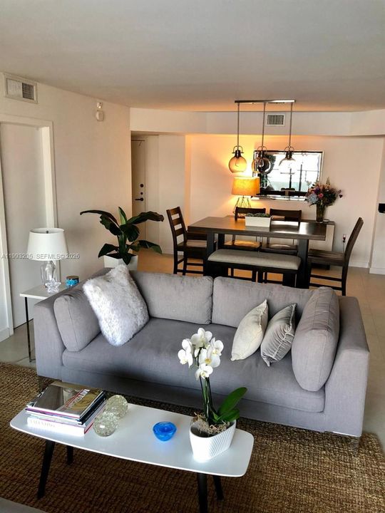 For Sale: $695,000 (2 beds, 2 baths, 1100 Square Feet)
