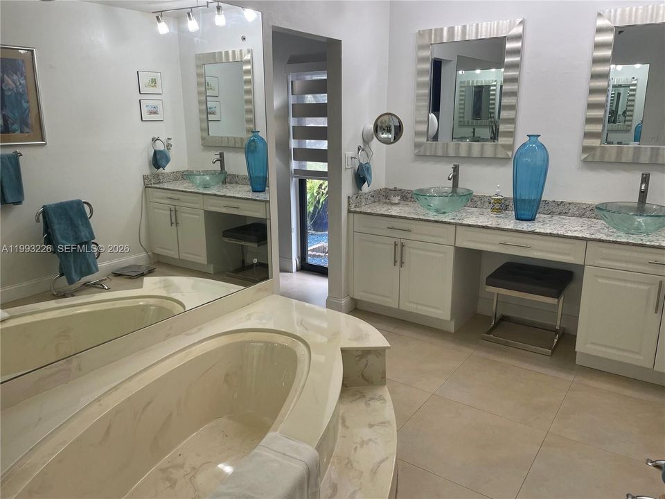 For Sale: $549,000 (2 beds, 2 baths, 1275 Square Feet)