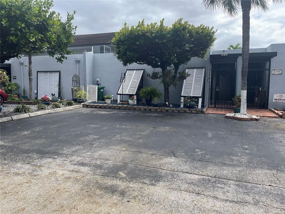 For Sale: $549,000 (2 beds, 2 baths, 1275 Square Feet)